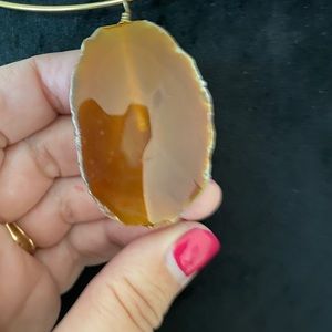 Faceted agate slice pendant, rough edge amber clr